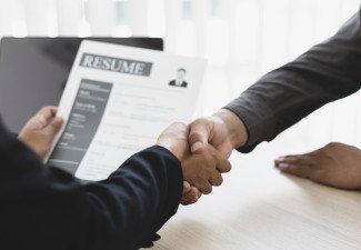 Экономика США превзошла прогнозы: в июне было создано 147,000 XNUMX новых рабочих мест, что ослабило надежды на снижение ставок