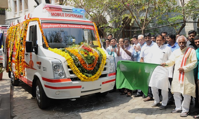 Shri Bandaru Dattatreya flagging off the ESIC Mobile clinics