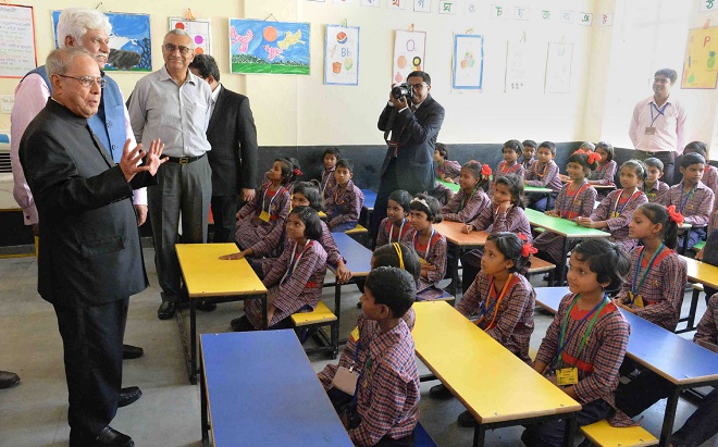 Shri Pranab Mukherjee interacting with the students