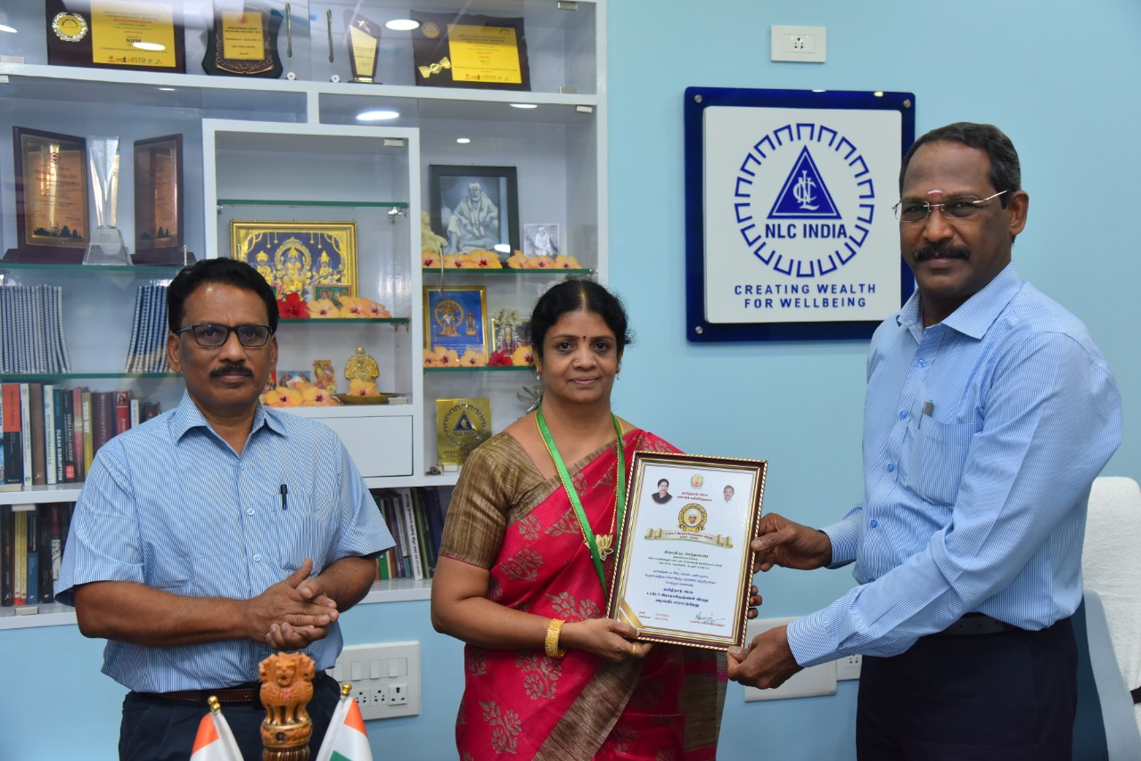 NLCIL School Headmistress Wins Best Teacher Award