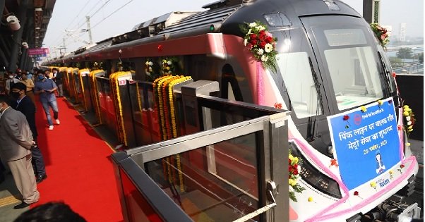Профсоюзный министр Хардип Сингх Пури открывает работу беспилотных поездов на розовой линии