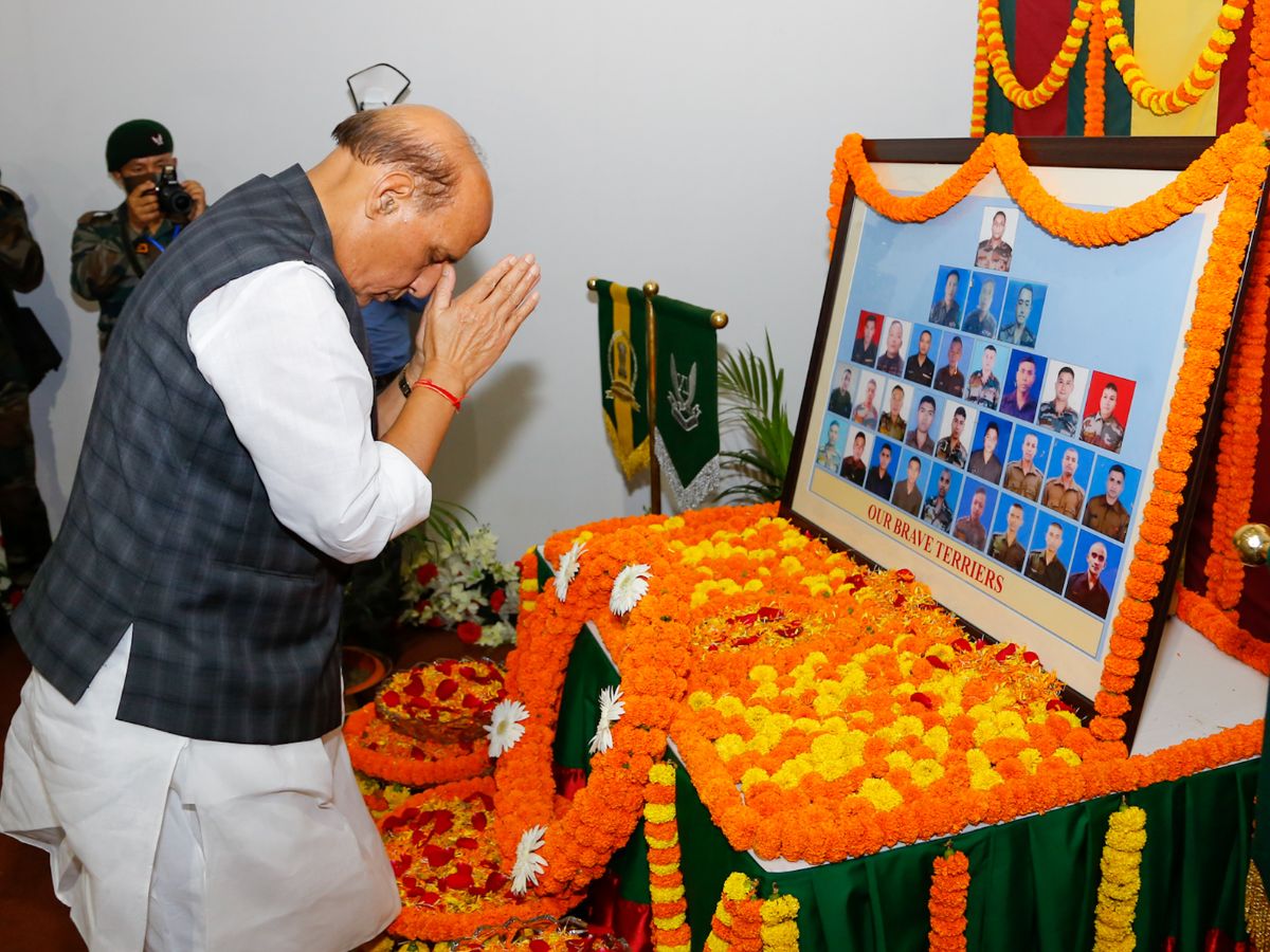Rajnath Singh ya ba da kyautar 'Veer Naris' na sojojin da aka kashe a zabtarewar kasa a Manipur