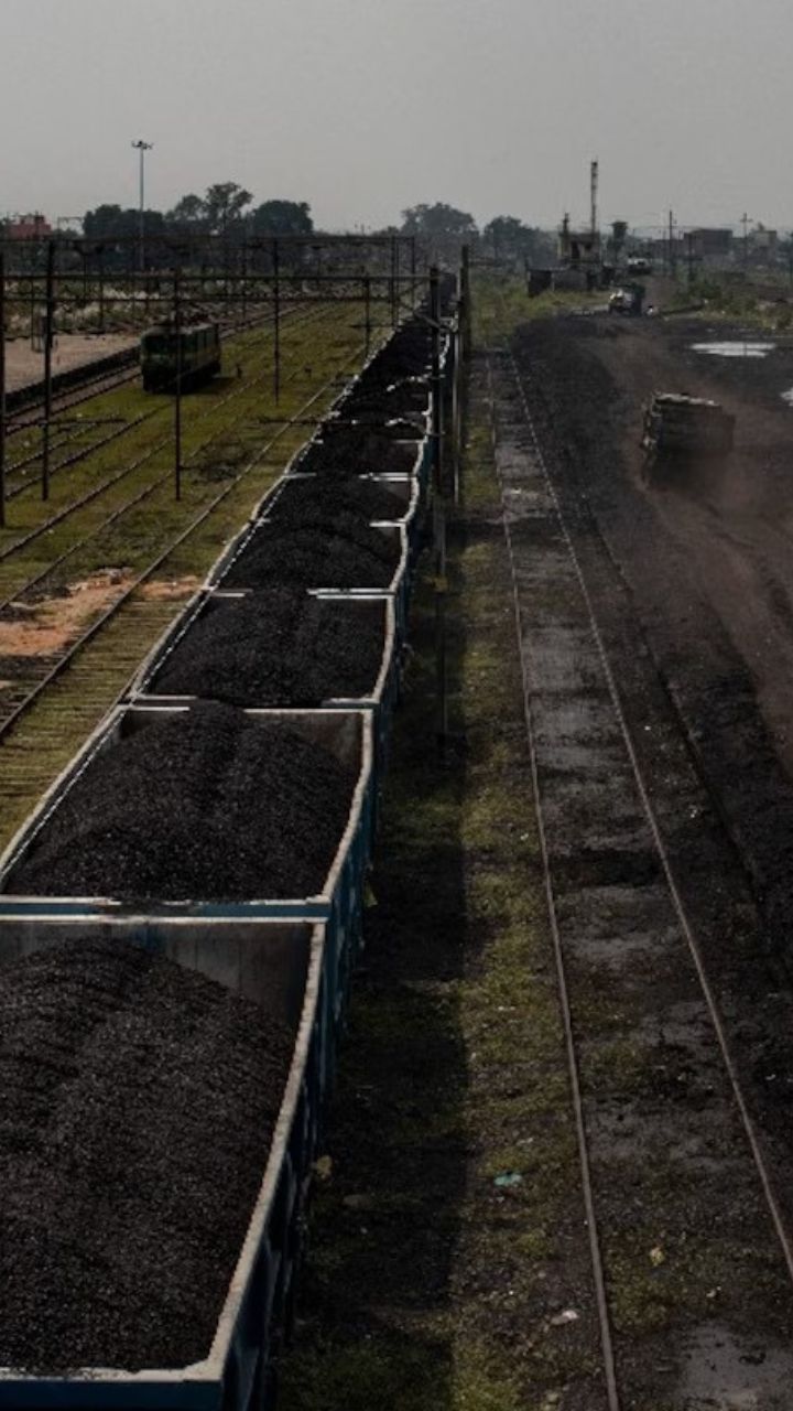 CIL tangan membantu untuk membina landasan kereta api untuk pengangkutan arang batu yang lebih pantas